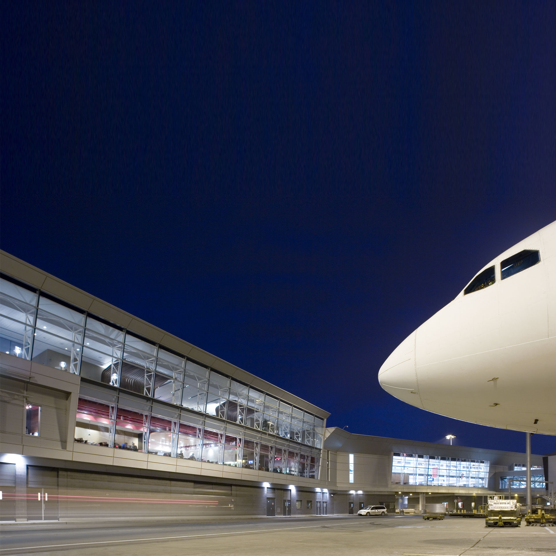 Pierre-Elliott-Trudeau International Airport - Aéroport International Pierre-Elliott-Trudeau